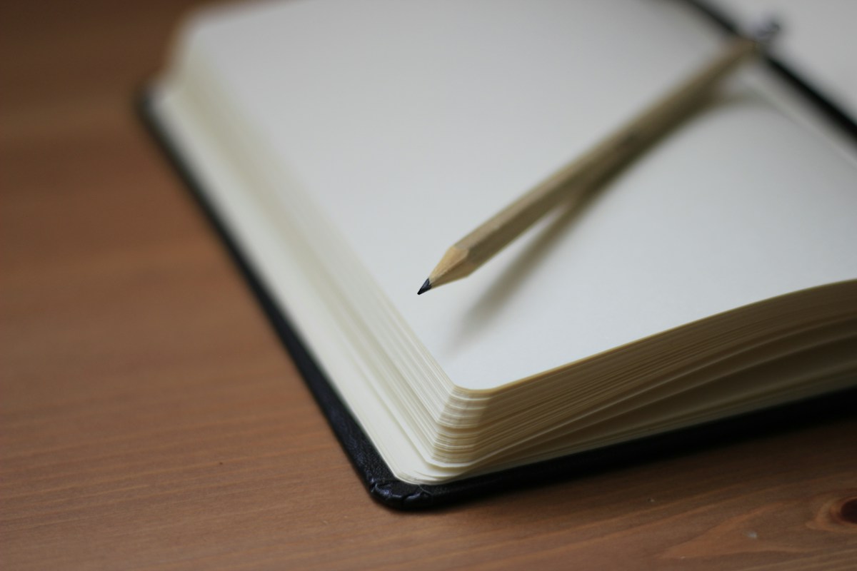 Un lápiz y un cuaderno: el punto de partida de un guion