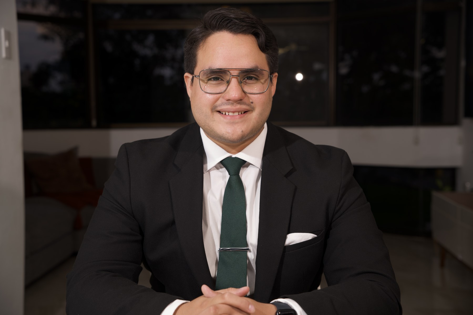 Retrato de José Daniel Párraga con terno oscuro y corbata verde